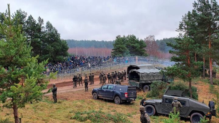 Polonia cierra paso fronterizo con Belarús y advierte de posible